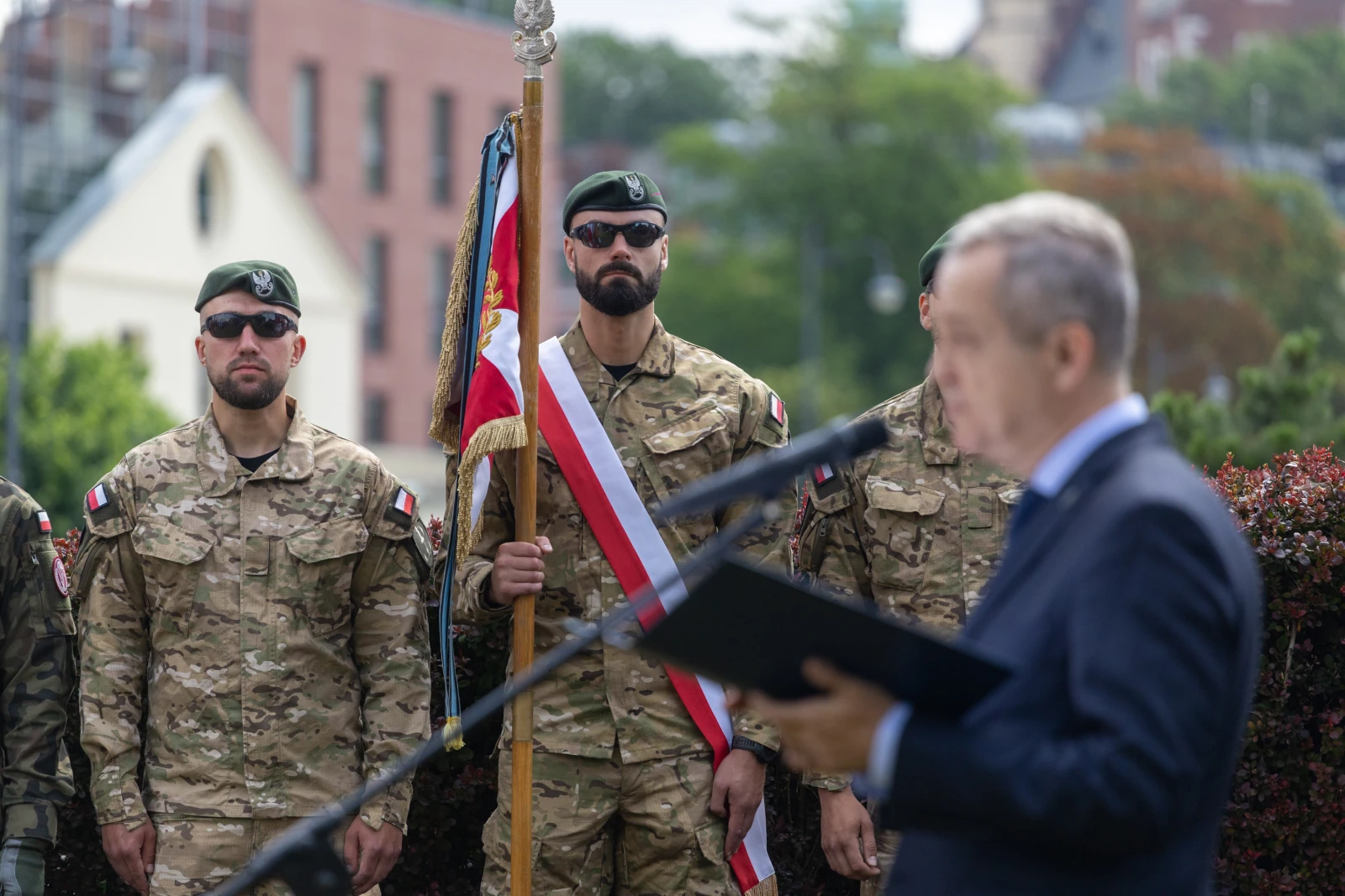 Ceremonia wojskowa z żołnierzami w mundurach i mężczyzną przemawiającym.  Autor: Bogusław Świerzowski