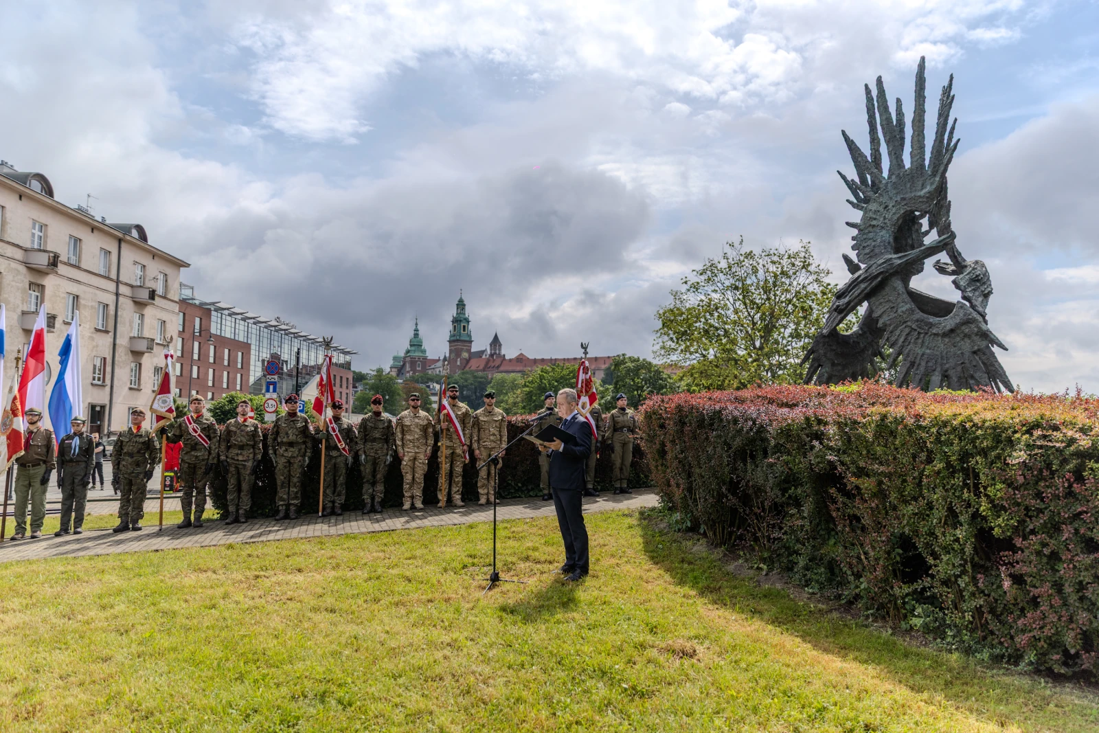 Ceremonia z udziałem żołnierzy i przedstawicieli władz przy pomniku.  Autor: Bogusław Świerzowski