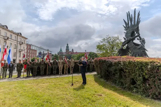 Ceremonia z udziałem żołnierzy i przedstawicieli władz przy pomniku.