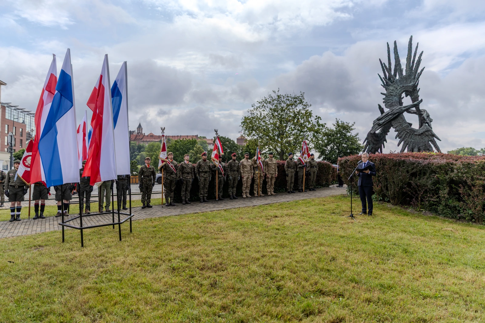 Uroczystość z udziałem żołnierzy, flagi i pomnik w tle.  Autor: Bogusław Świerzowski