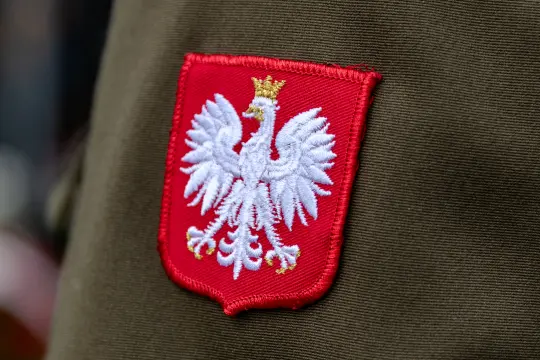 Godło Polski na mundurze wojskowym.
