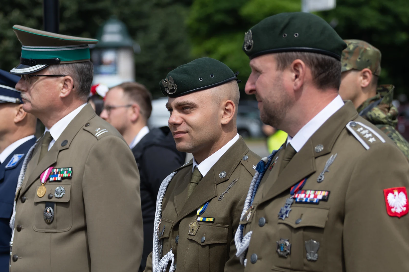 Trzej żołnierze w mundurach wojskowych podczas ceremonii.  Autor: Bogusław Świerzowski