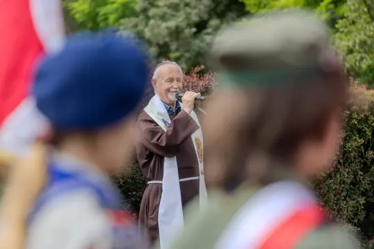 Mężczyzna w habicie przemawia do zgromadzenia.
