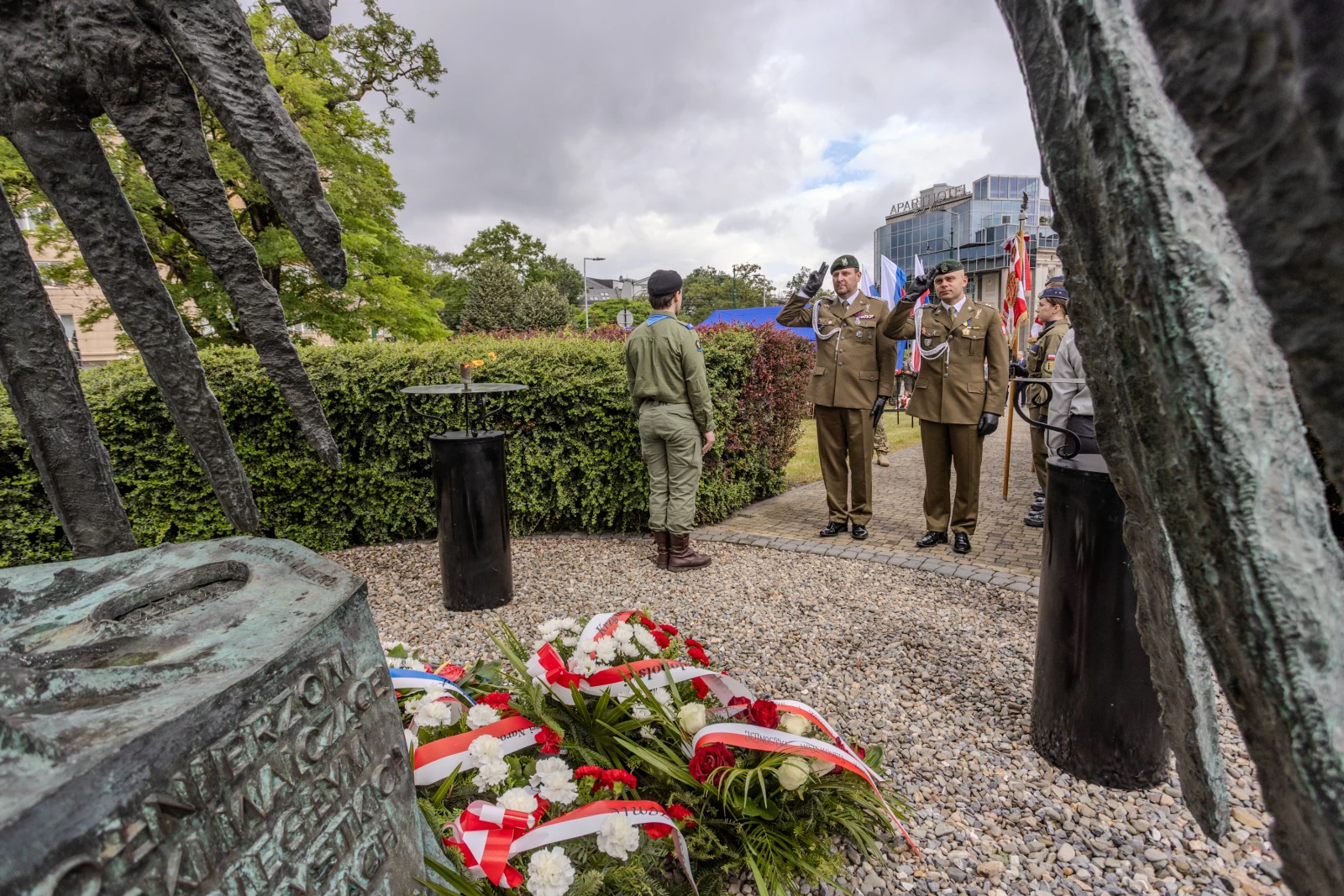 Ceremonia złożenia wieńców przy pomniku wojskowym z obecnością żołnierzy i flag.  Autor: Bogusław Świerzowski