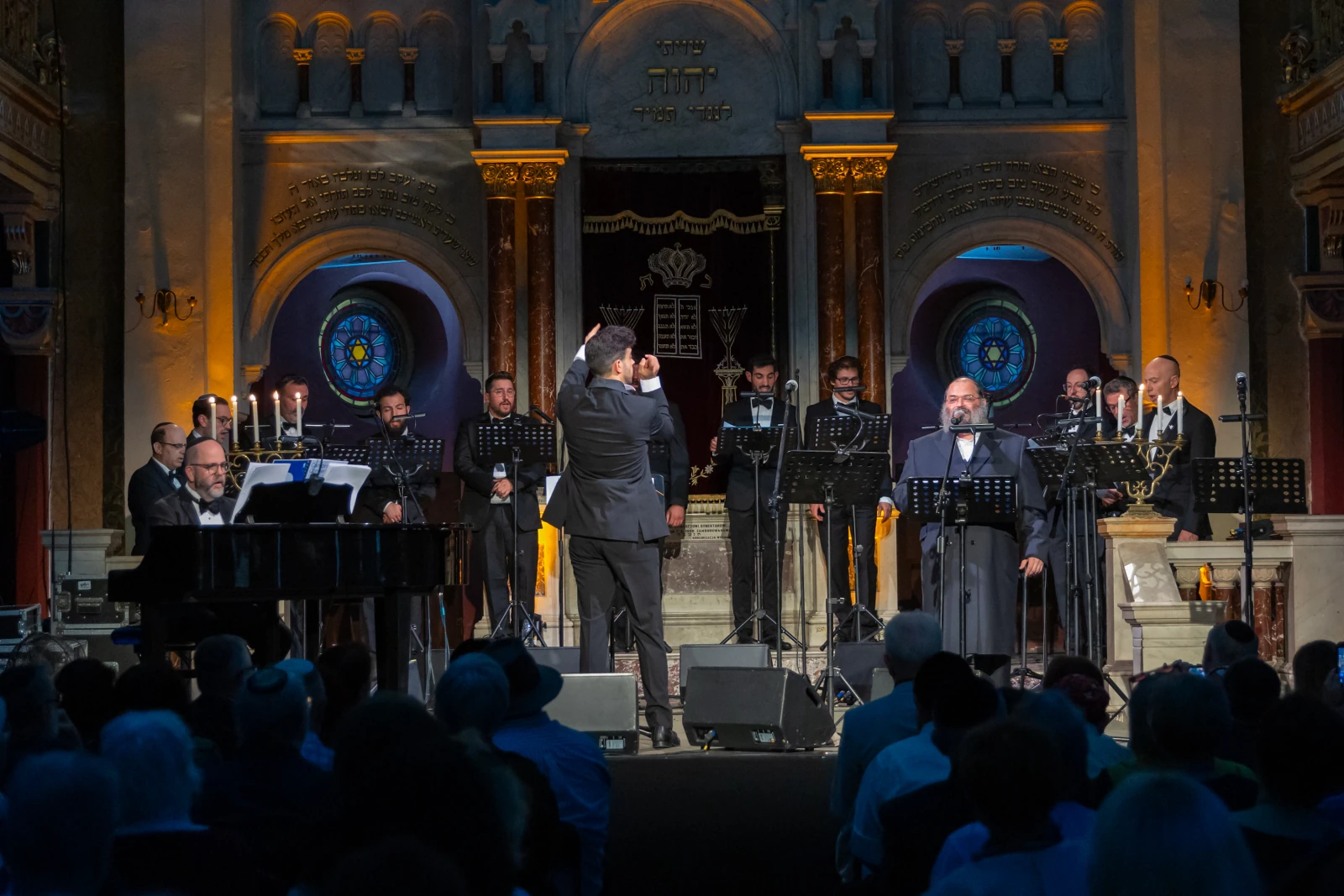 Koncert w synagodze z chórem i orkiestrą, widownia w tle.  Autor: Bogusław Świerzowski