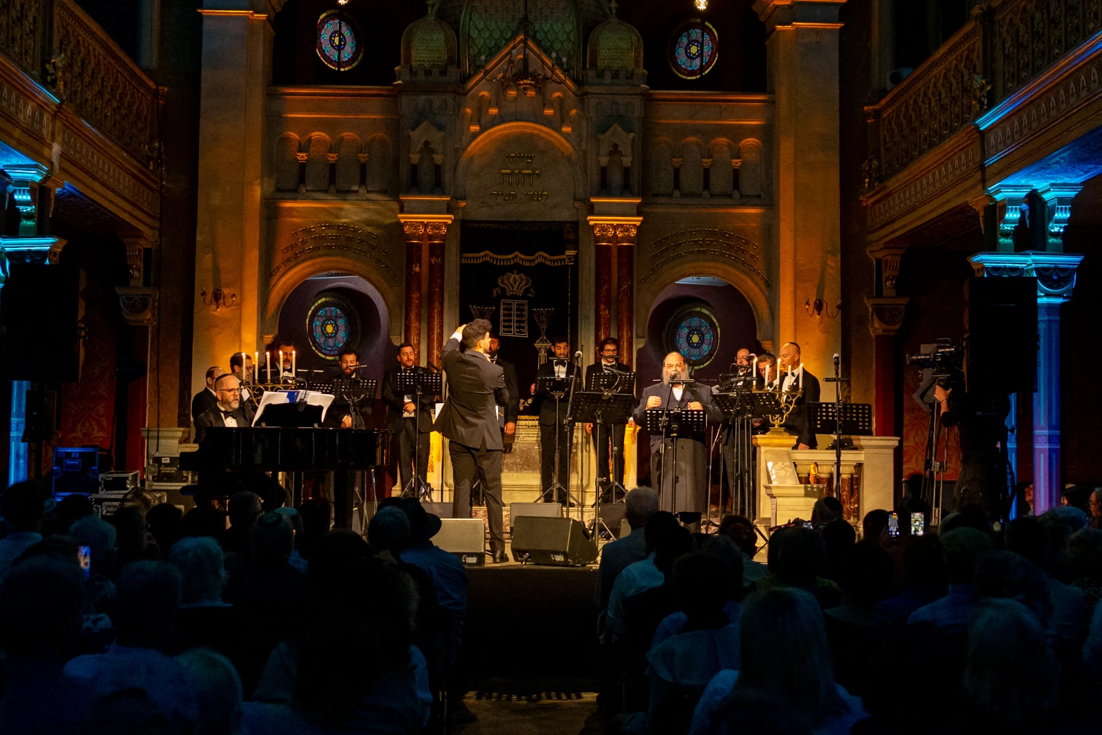 Koncert zespołu muzycznego w pięknie oświetlonej sali.  Autor: Bogusław Świerzowski
