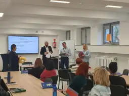 Spotkanie grupowe z prezentacją na temat rezyliencji i dyskusją uczestników.