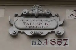 Tablica z nazwiskiem architekta Teodora Talowskiego oraz datą 1887.