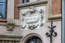 Tablica z datą 1891 na elewacji budynku.