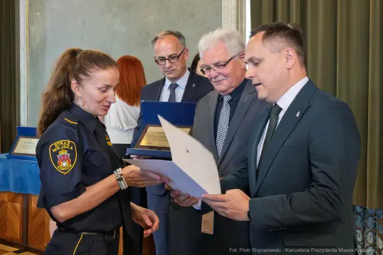 Wręczenie nagród przez przedstawicieli władz lokalnych. Policjantka odbiera wyróżnienie.