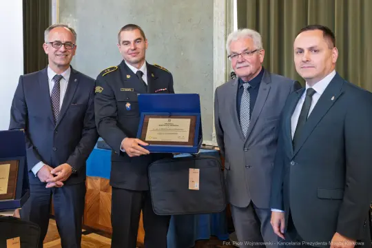 Wręczenie nagród przez przedstawicieli władz lokalnych żołnierzowi.