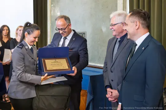 Wręczenie nagrody przez przedstawicieli miasta Krakowa.