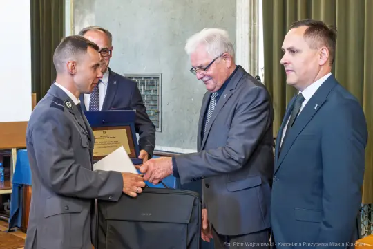 Wręczenie nagrody przez przedstawicieli władz lokalnych.