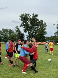 Radość zawodników po wygranej na boisku piłkarskim.