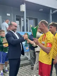 Wręczenie pucharu zawodnikowi drużyny piłkarskiej podczas ceremonii.
