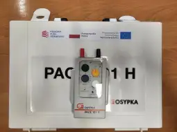 Urządzenie PACE 101 H na tle białej skrzynki z logo i oznaczeniami.
