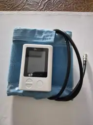Ciśnieniomierz elektroniczny z mankietem i przewodem.