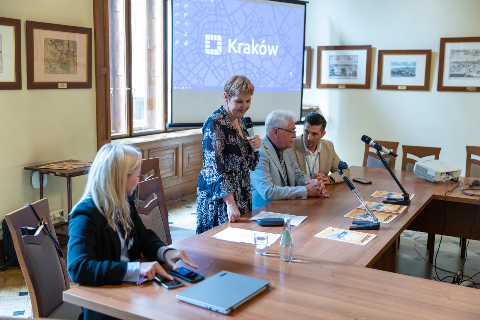 Konferencja prasowa w Krakowie z udziałem prelegentów i prezentacją multimedialną.  Autor: Bogusław Świerzowski