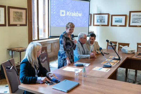 Konferencja prasowa w Krakowie z udziałem prelegentów i prezentacją multimedialną.