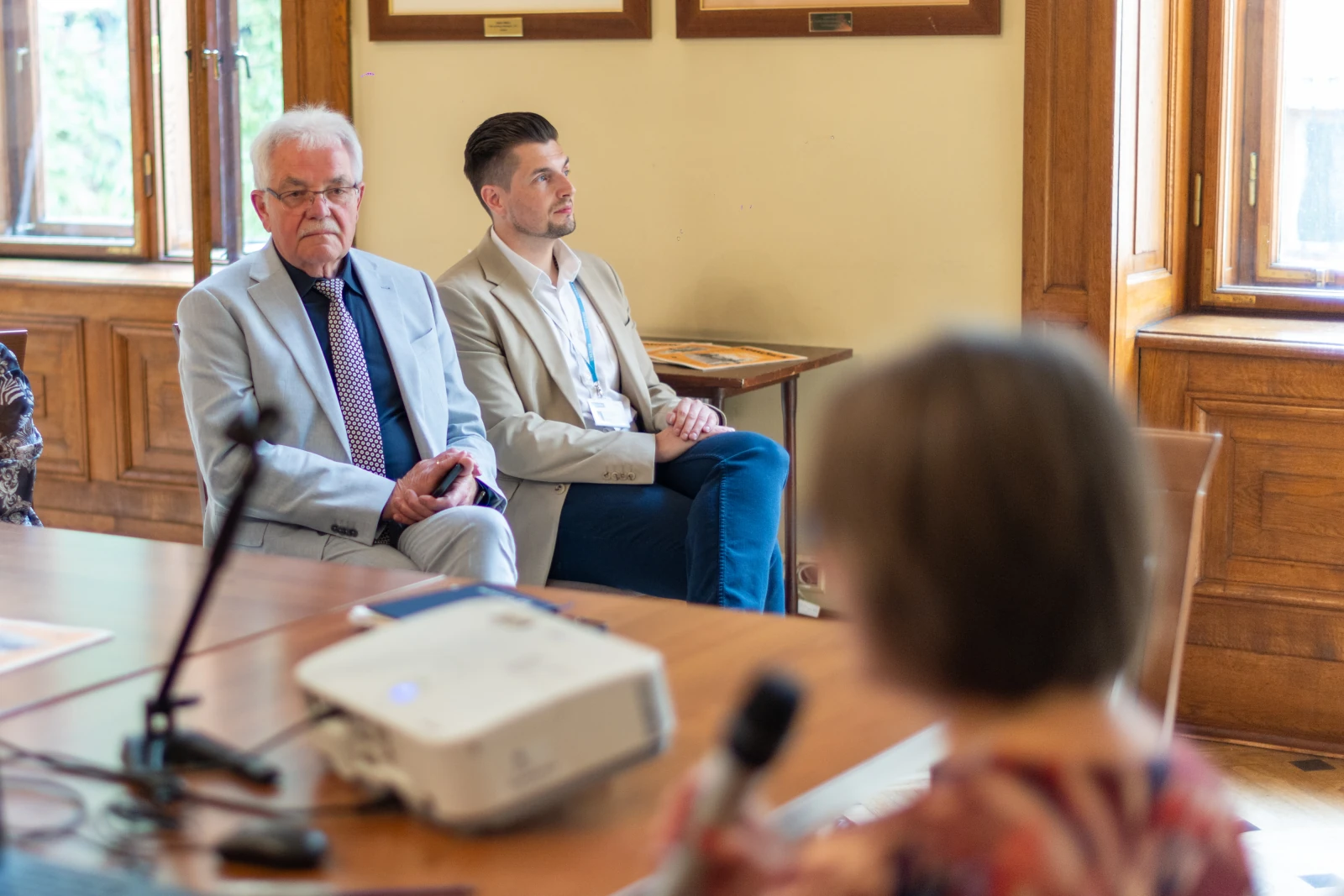 Dwóch mężczyzn słuchających prezentacji w sali konferencyjnej.  Autor: Bogusław Świerzowski