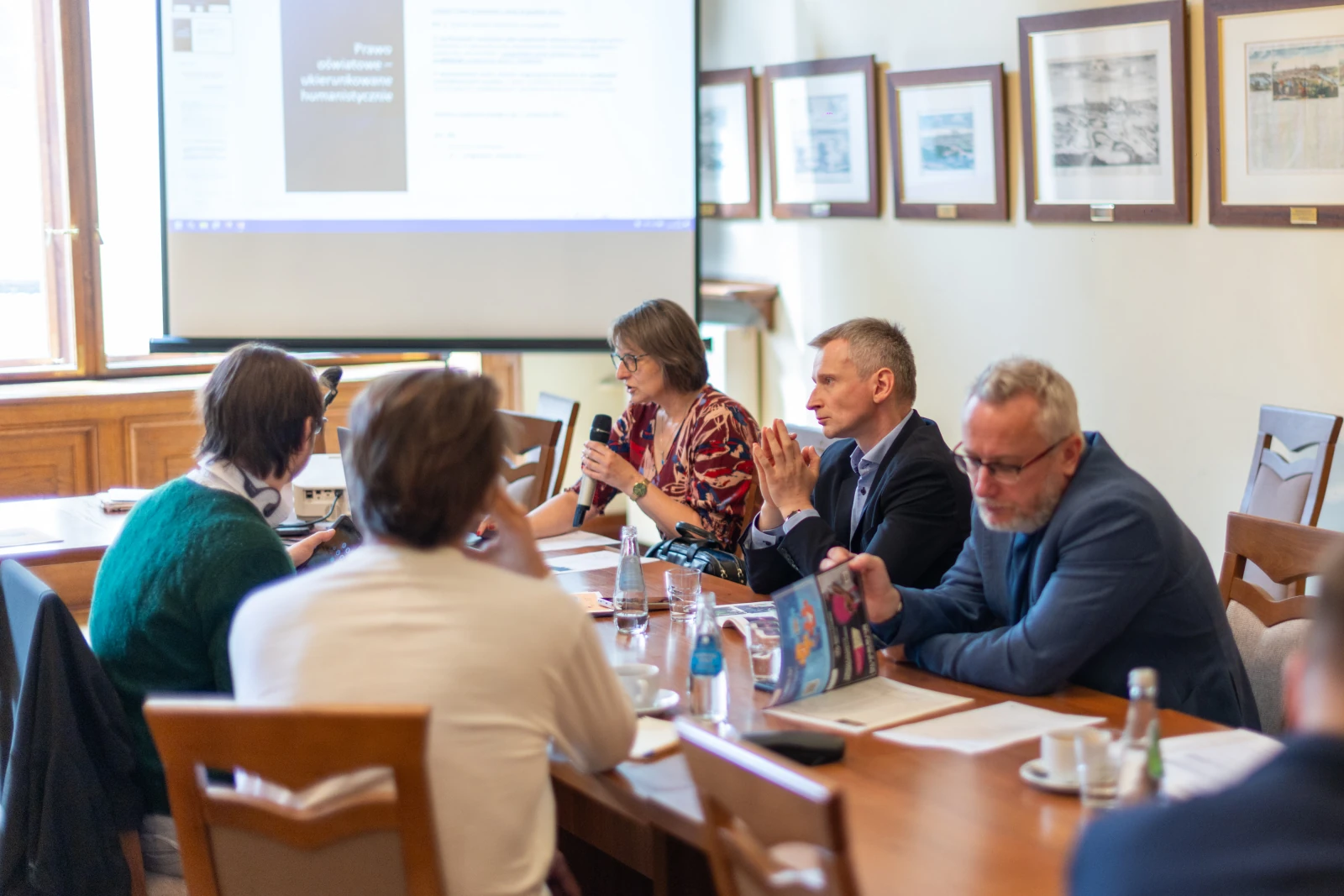 Spotkanie w sali konferencyjnej z uczestnikami dyskutującymi przy stole.  Autor: Bogusław Świerzowski