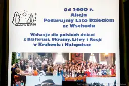 Plakat promujący akcję Podarujmy Lato Dzieciom ze Wschodu, z informacjami o wakacjach dla dzieci.