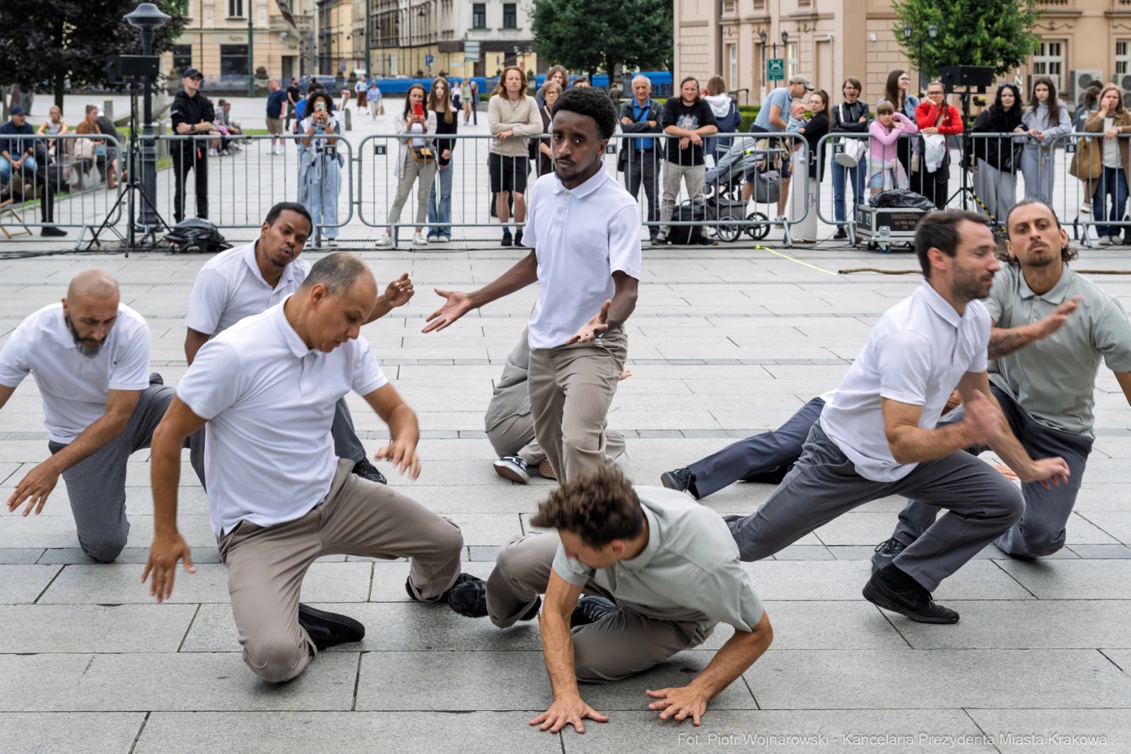 Grupa tancerzy wykonujących choreografię na ulicy, otoczona widownią.  Autor: Piotr Wojnarowski