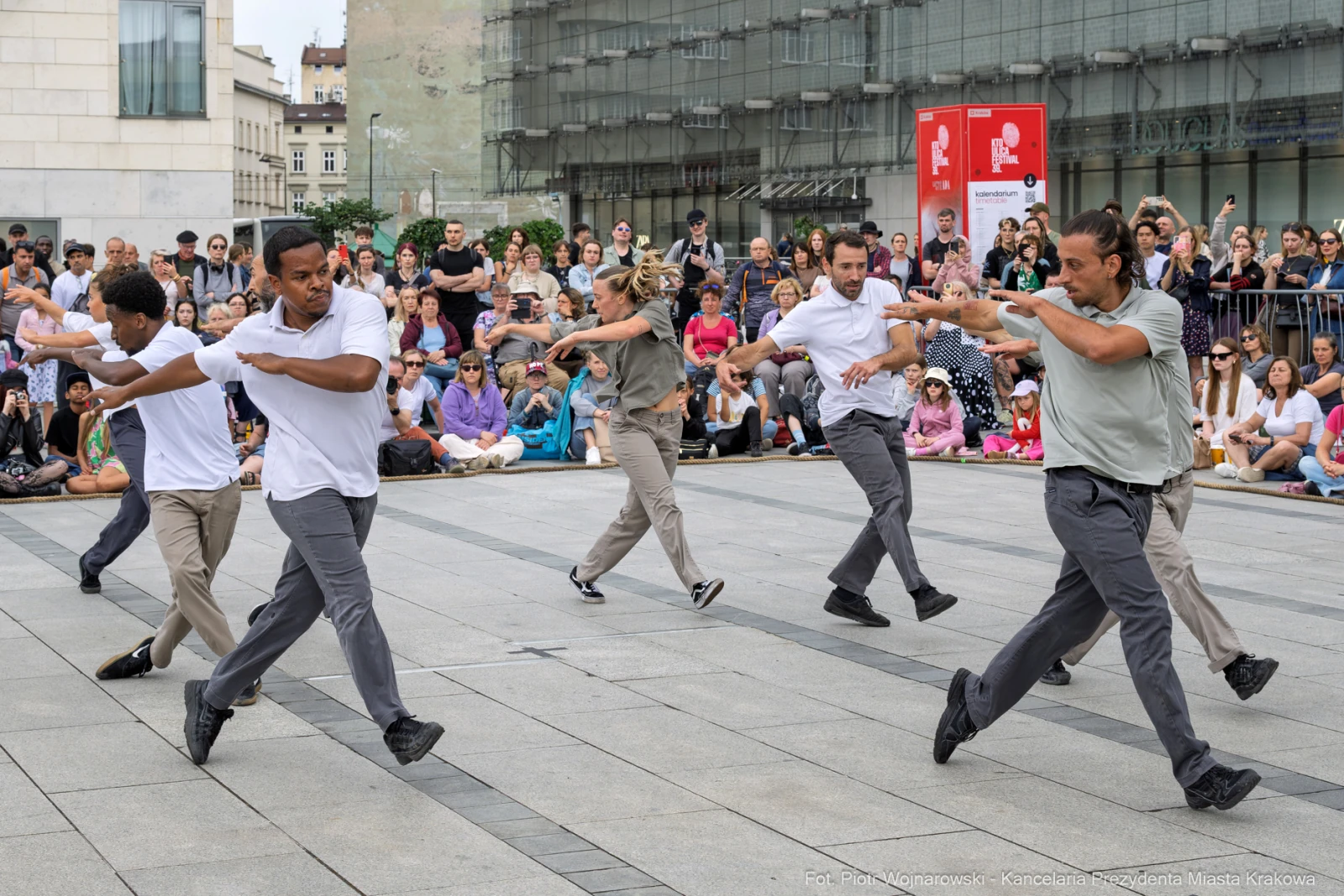 Grupa tancerzy wykonujących choreografię na placu wśród widowni.  Autor: Piotr Wojnarowski