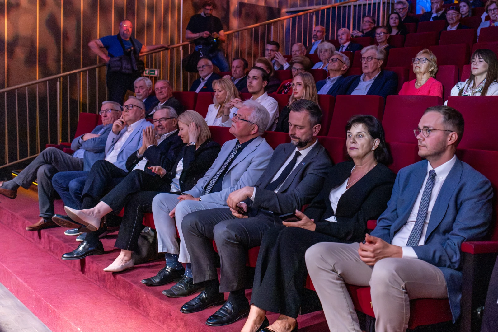 Grupa ludzi siedzących na widowni w teatrze, skupionych na wydarzeniu.  Autor: Bogusław Świerzowski