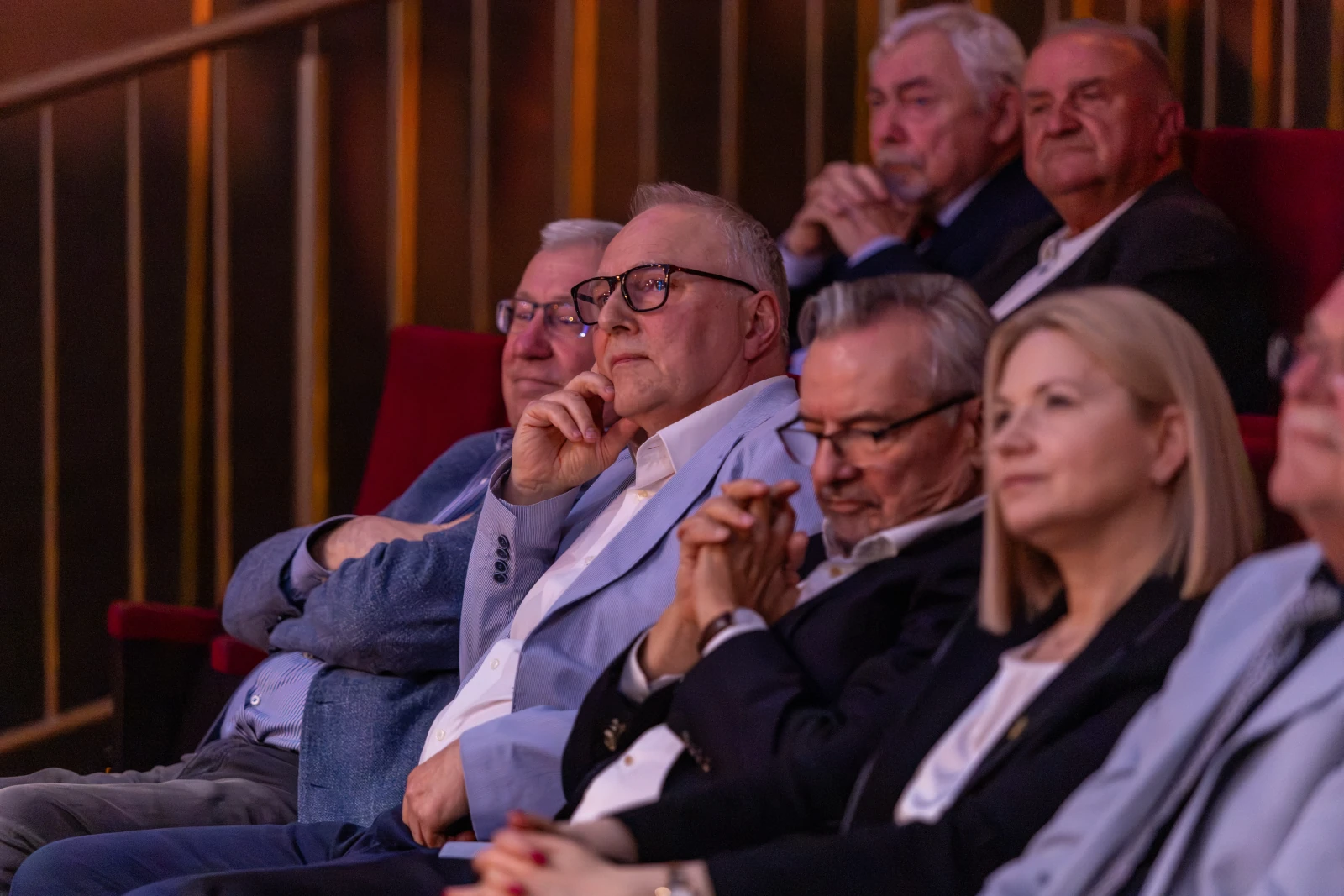 Grupa osób siedzących na widowni, skupionych na wydarzeniu.  Autor: Bogusław Świerzowski