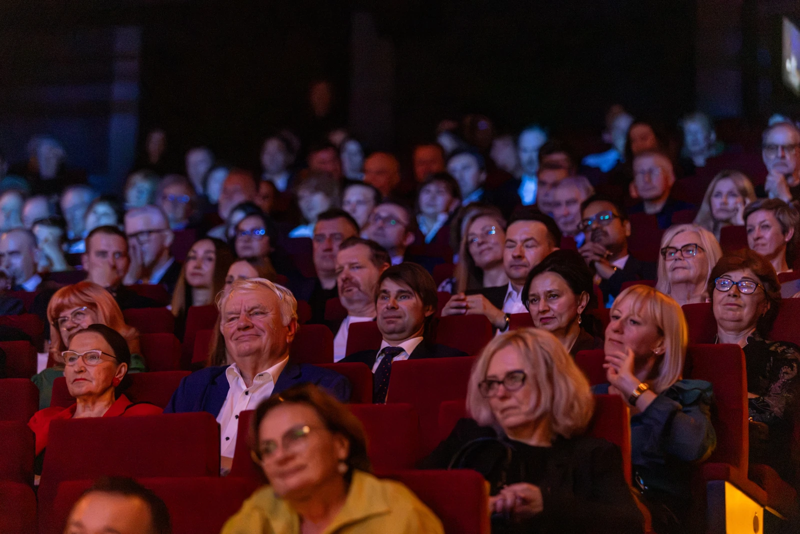 Widownia w teatrze, zróżnicowane reakcje i emocje publiczności.  Autor: Bogusław Świerzowski