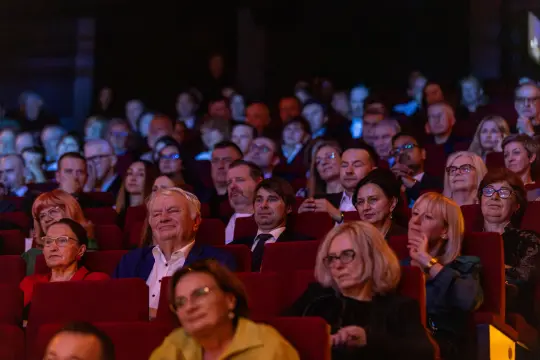 Widownia w teatrze, zróżnicowane reakcje i emocje publiczności.