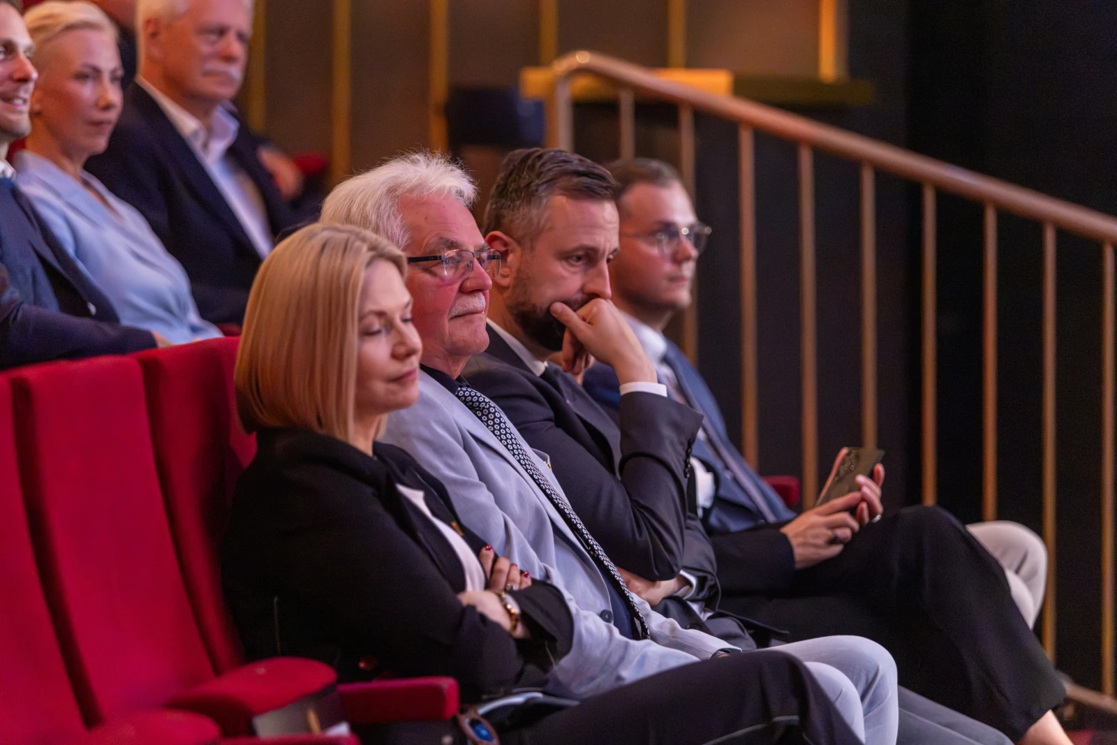Grupa ludzi siedzących na widowni w teatrze, skupionych na występie.  Autor: Bogusław Świerzowski