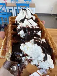 Wafle z bitą śmietaną i polewą czekoladową.
