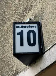 Numer domu 10 na osiedlu Ogrodowym.