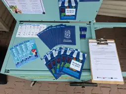 Materiały promocyjne dotyczące rewitalizacji Krakowa, w tym broszury i długopisy.
