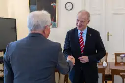 Dwaj mężczyźni uścisnęli sobie dłonie w biurze.
