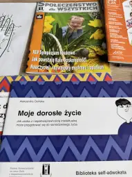 Książki dotyczące niepełnosprawności i samodzielnego życia.