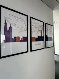 Trzy ramki z grafikami przedstawiającymi architekturę Krakowa i mapę miasta.