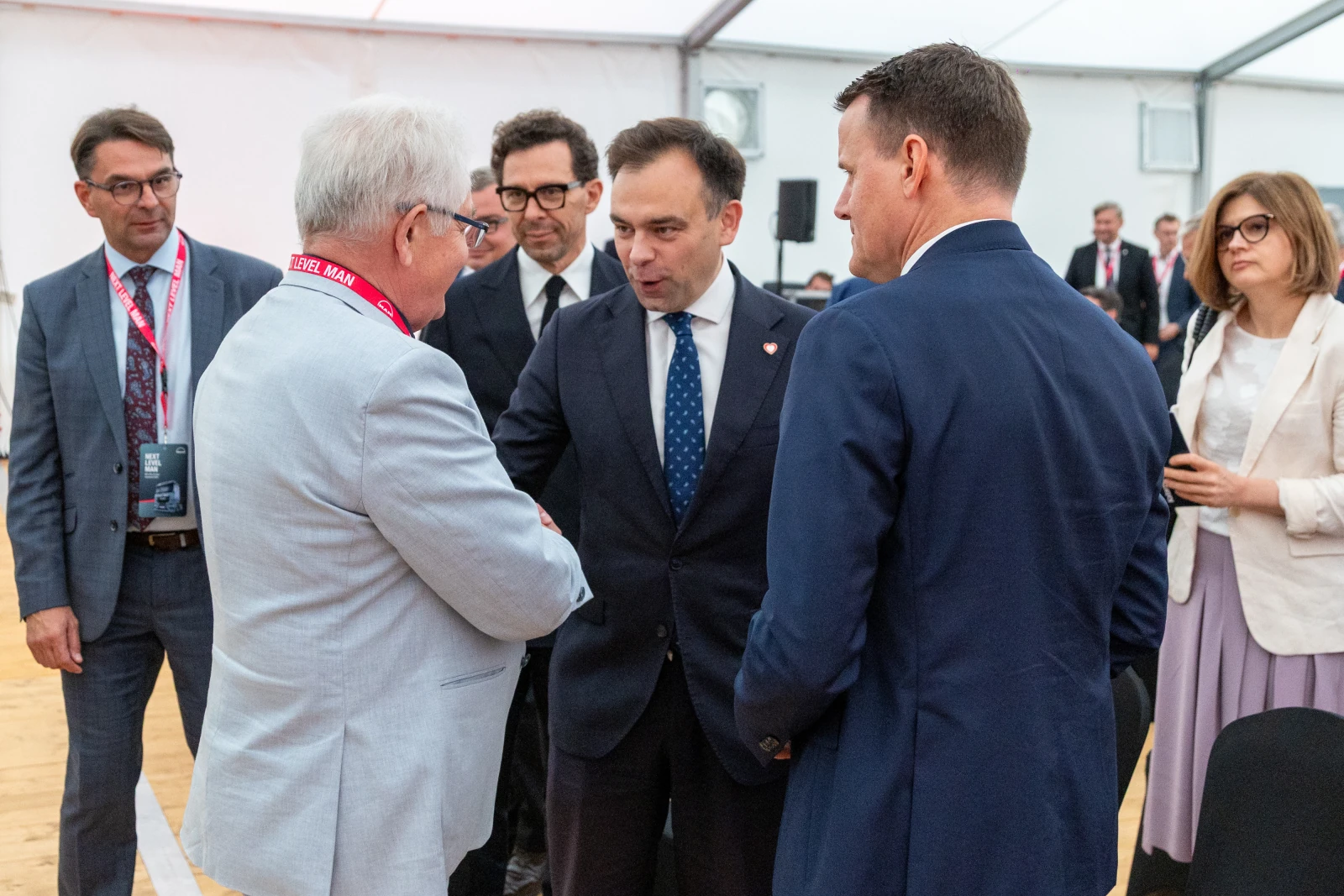 Grupa mężczyzn w garniturach rozmawia w namiocie podczas wydarzenia.  Autor: Bogusław Świerzowski
