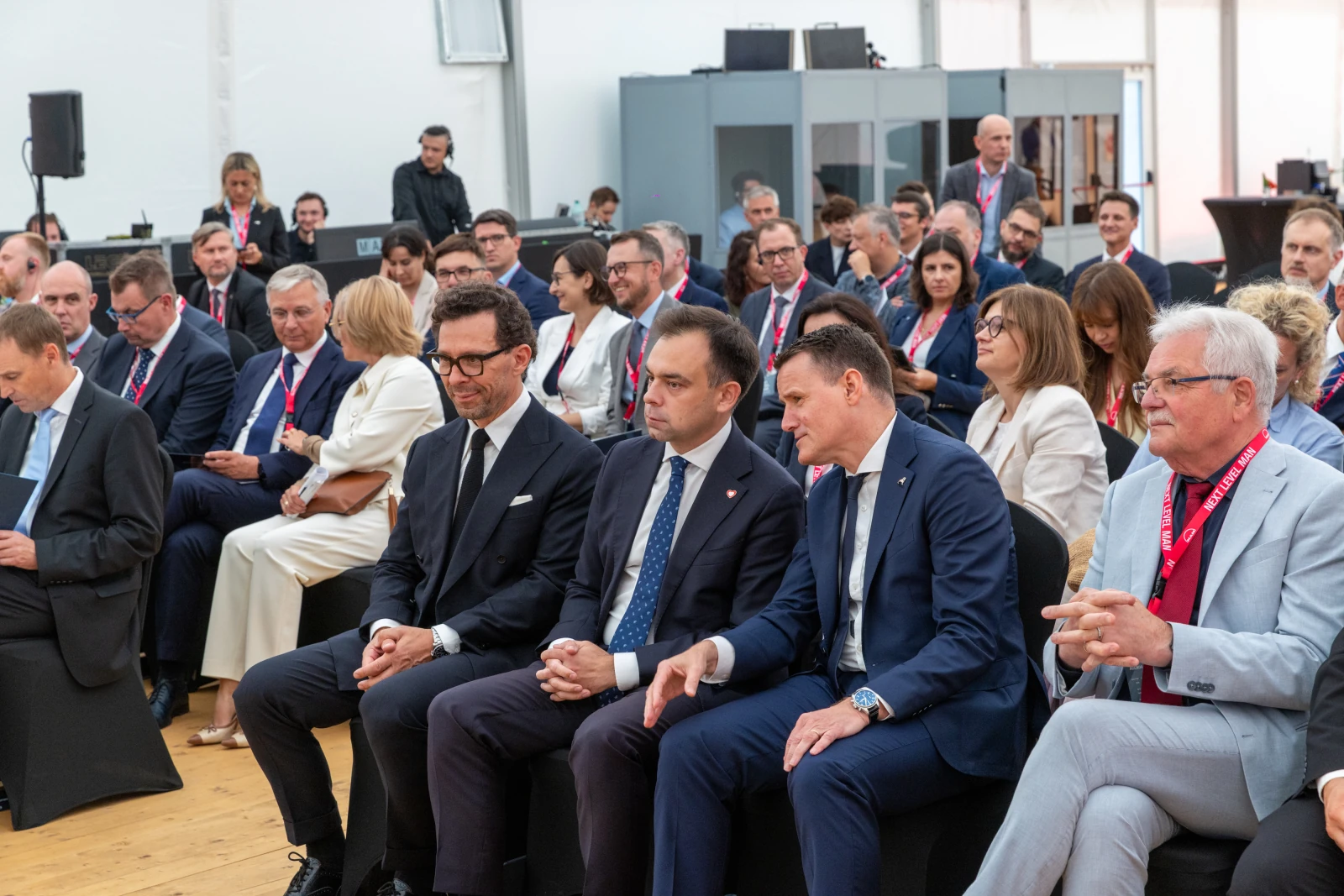 Grupa ludzi w formalnych strojach siedzących w sali konferencyjnej.  Autor: Bogusław Świerzowski