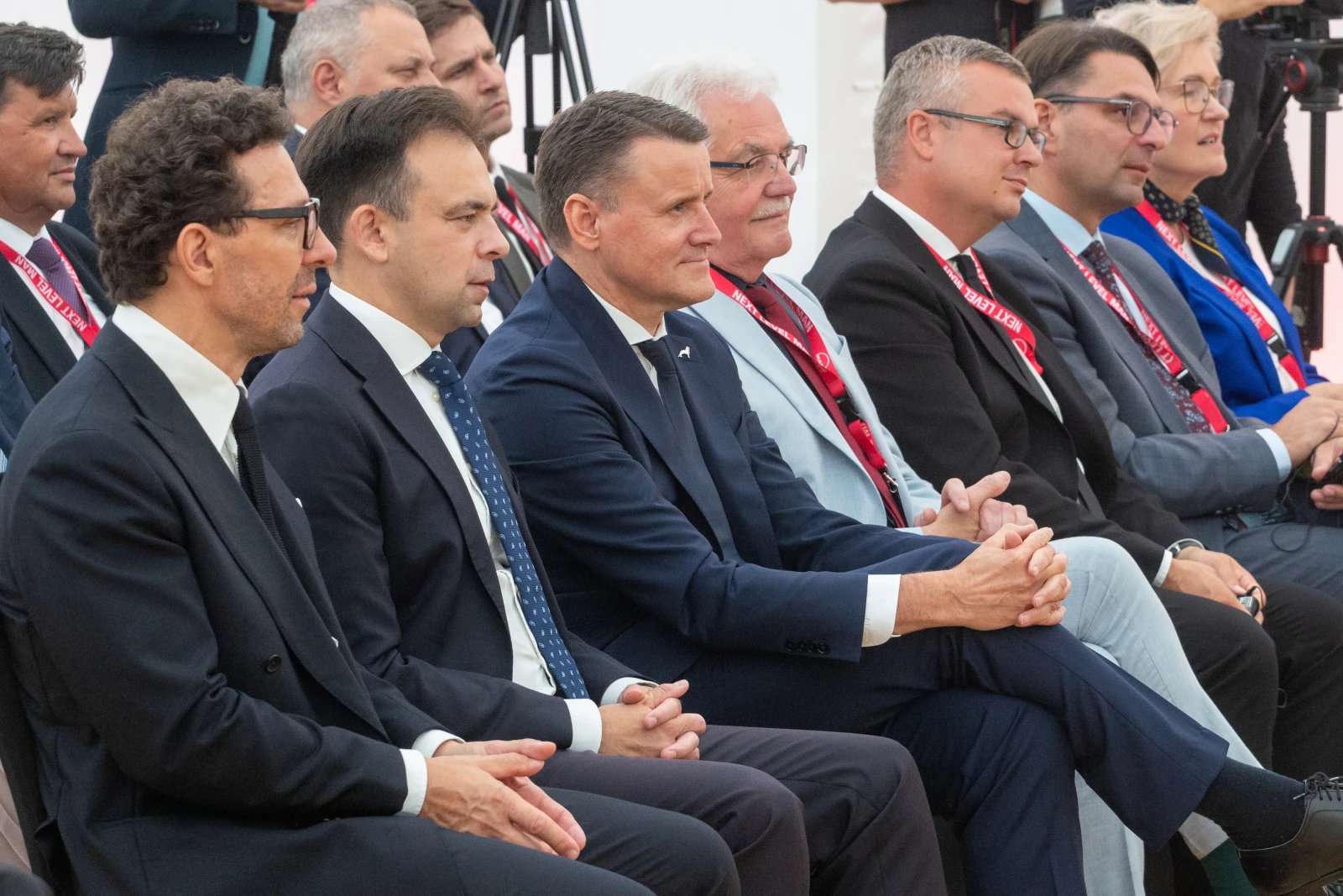 Grupa mężczyzn w garniturach siedzących w rzędzie podczas wydarzenia.  Autor: Bogusław Świerzowski