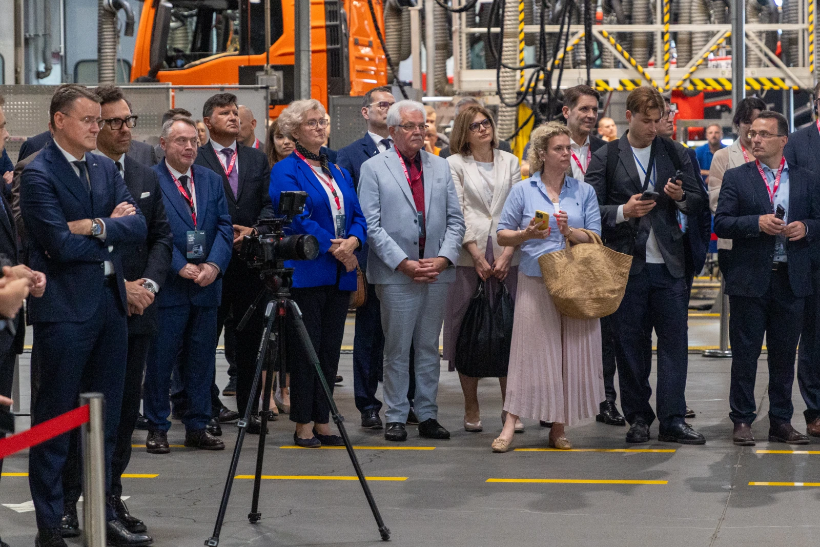 Grupa ludzi w formalnych strojach podczas wydarzenia przemysłowego.  Autor: Bogusław Świerzowski