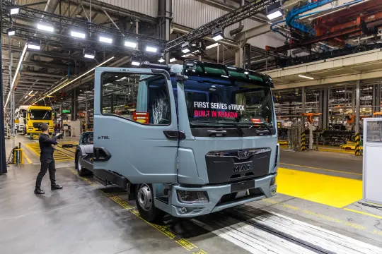 Nowy model ciężarówki MAN z napisem "Pierwszy seryjny pojazd zbudowany w Krakowie".