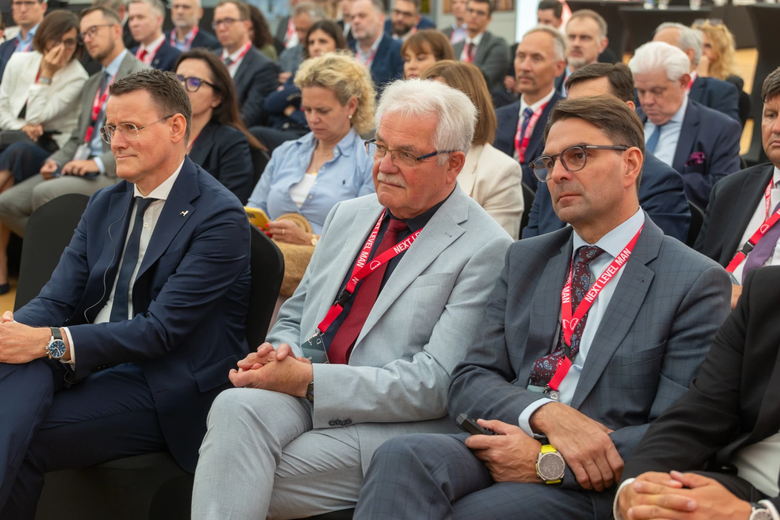 Grupa ludzi w garniturach siedzących na konferencji, skupionych na prelekcji.  Autor: Bogusław Świerzowski