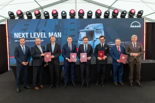 Uroczystość podpisania umowy dotyczącej inwestycji w rozwój firmy MAN.