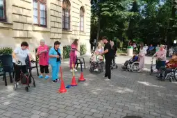Osoby starsze uczestniczą w aktywnościach na świeżym powietrzu, korzystając z różnych przyrządów.