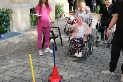 Osoby starsze biorące udział w grze zręcznościowej na świeżym powietrzu.
