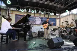 Muzycy grający na scenie podczas wydarzenia kulturalnego.