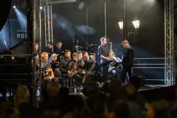 Koncert zespołu jazzowego na świeżym powietrzu, muzycy grają na instrumentach.